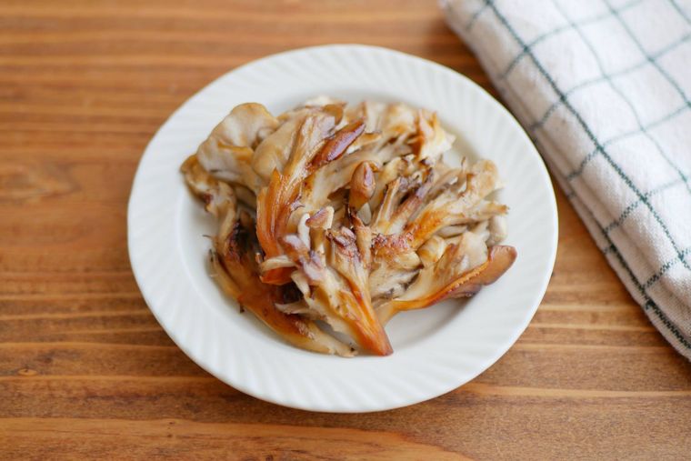 まいたけのバター炒めが白い皿に盛られている