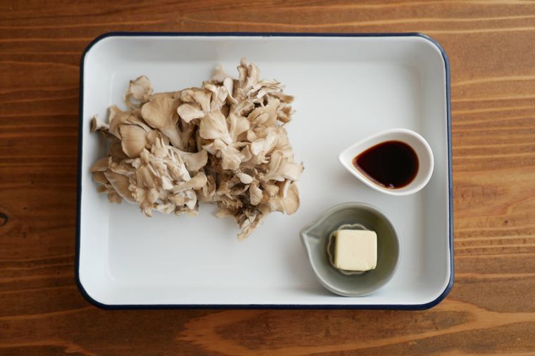 まいたけバターの材料が白い琺瑯バットの上に並んでいる