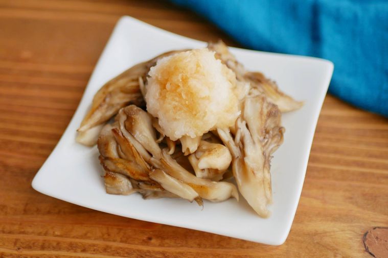 まいたけバターポン酢が四角い白皿に盛られている