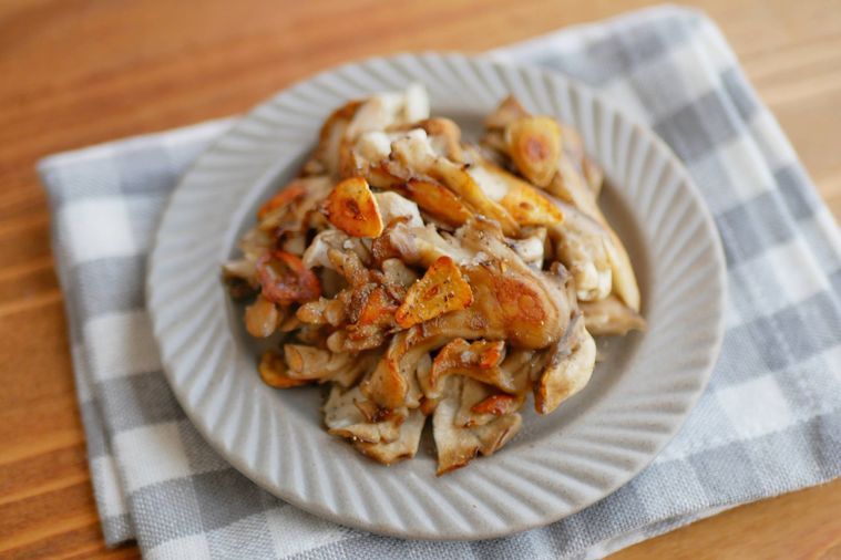 まいたけバターガーリックがグレーの皿に盛られている