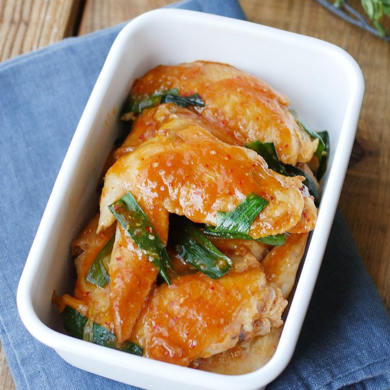 白いホーローに入れた手羽先のキムチ煮