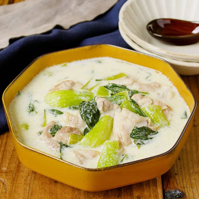 黄色い食器に盛り付けたチンゲン菜のクリーム煮
