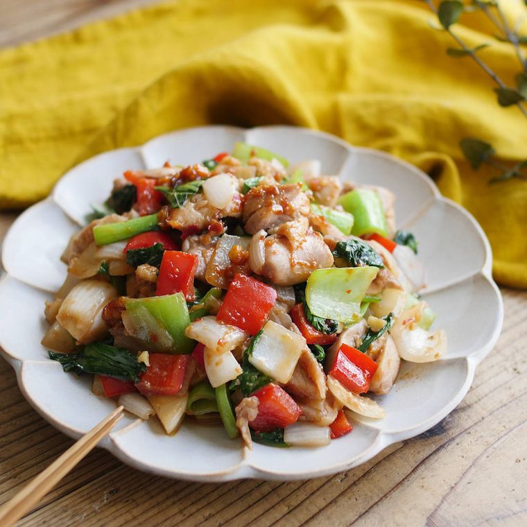ベージュの和皿に入った鶏肉とチンゲン菜のくるみ味噌炒め