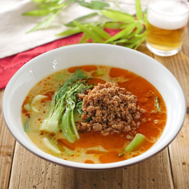 白い丼に入ったチンゲン菜の坦々煮