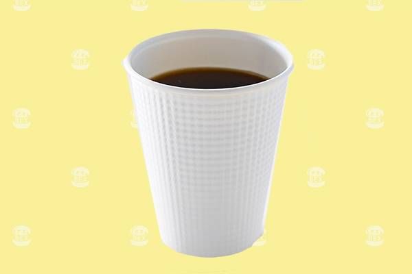 テイクアウトカップの中にコーヒーが入って置いてある