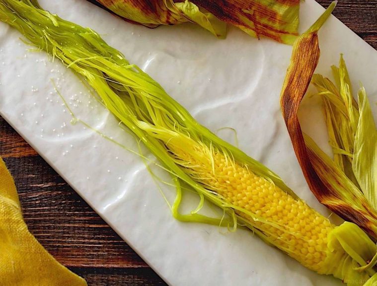 白いプレートにのせたヤングコーンのグリル