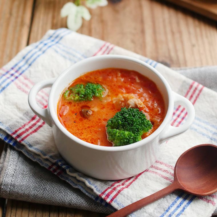 スープカップに入っている鶏もも肉と甘栗のトマトクリームスープ