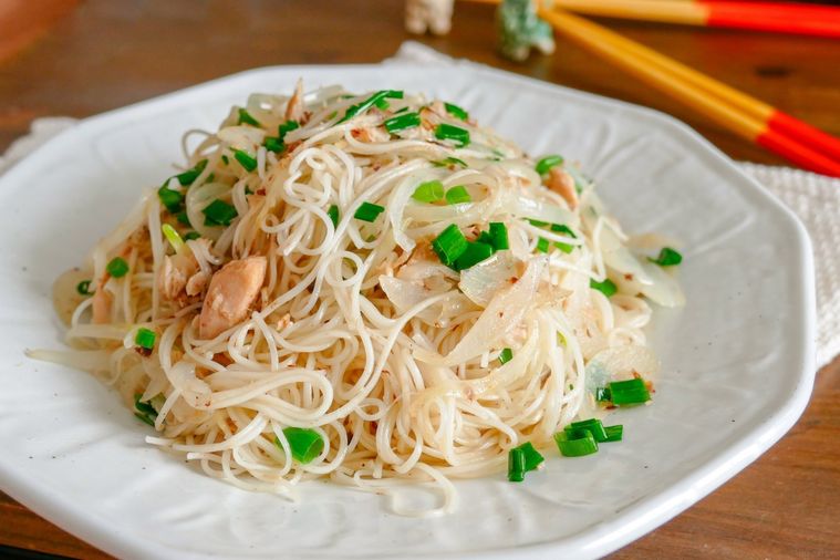 麺がくっつかない ツナと玉ねぎのそうめんチャンプルー Macaroni