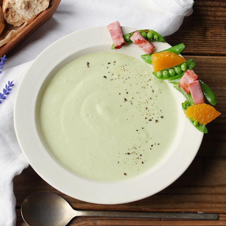 白いスープさらに盛り付けたじゃがいもとアボカドの冷製ポタージュ