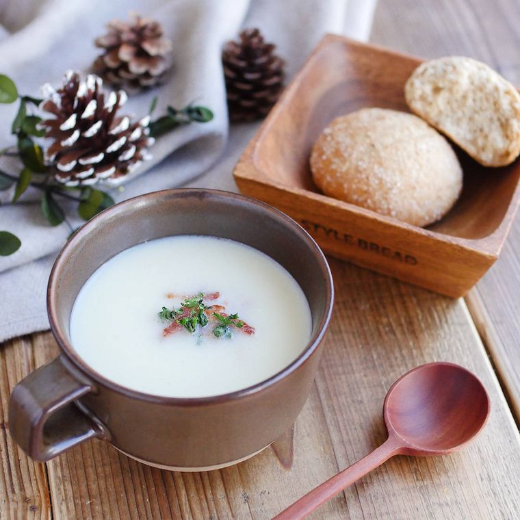 茶色いスープカップに入ったじゃがいもとキャベツのポタージュ