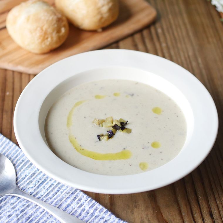 白いスープ皿に盛り付けたじゃがいもとなすの冷製ポタージュ