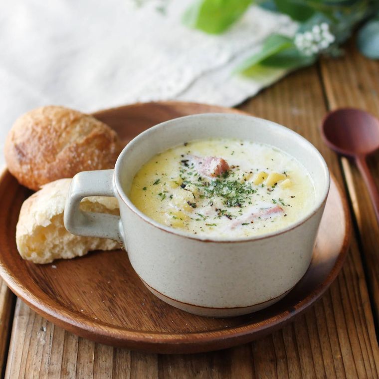 白いスープカップに入ったじゃがいもとマカロニのミルクスープ