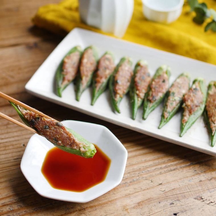 白い角皿に並んだオクラ餃子