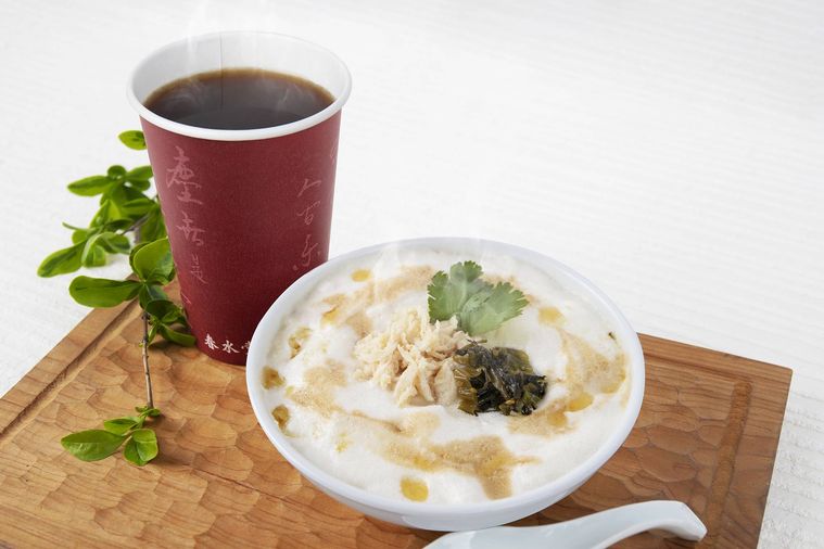 台湾の豆乳スープ鹹豆漿が入ったおさらと台湾茶が置いてある