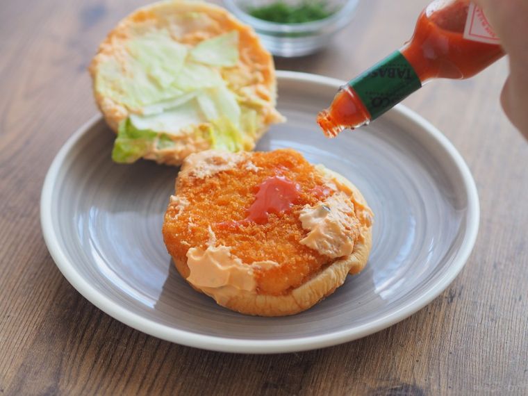 鉄則はソース玉ねぎ多め!ミシュランシェフがエビフィレオ®を本気でアレンジした結果…の画像