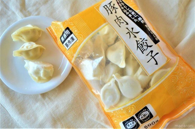豚肉水餃子のパッケージとお皿にのせた餃子