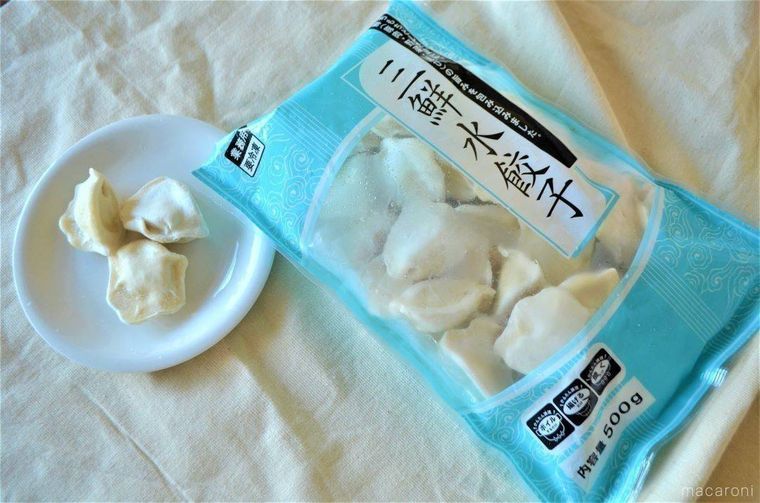 三鮮水餃子のパッケージとお皿にのせた餃子