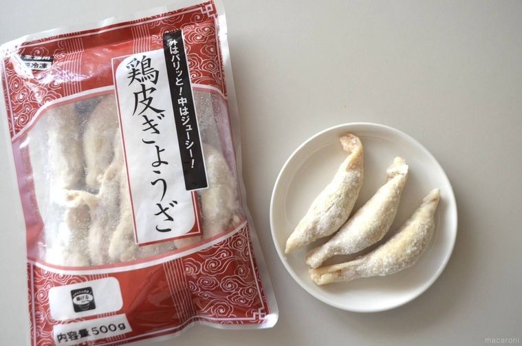 お皿にのった鶏皮ぎょうざとパッケージ