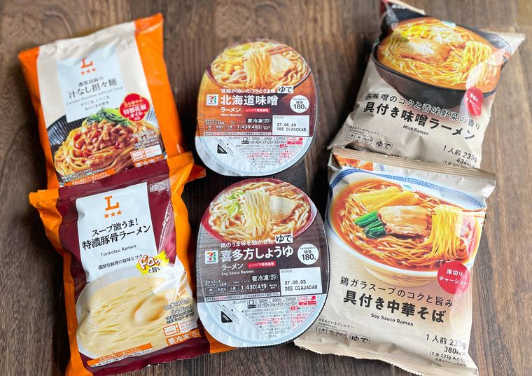 コンビニ各社の冷凍ラーメンを並べた様子