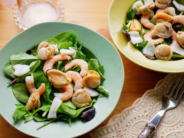 2皿のシーフードサラダ