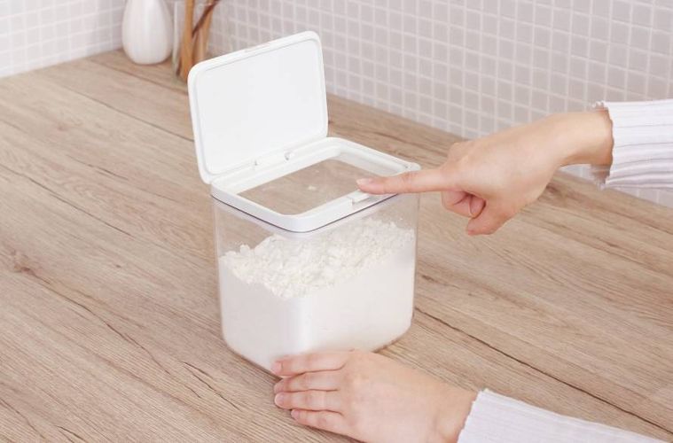 パッキン付きで湿気を防ぐ。「マーナ」からワンタッチ式の保存容器が発売中の画像