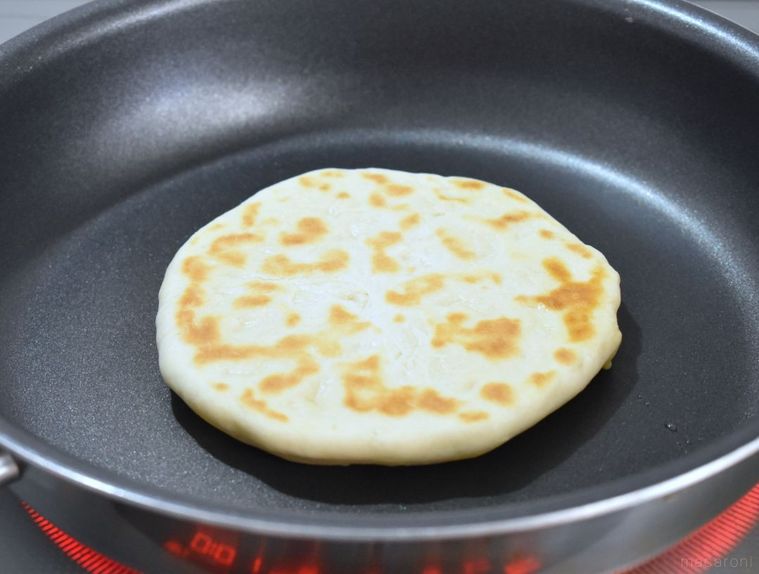 Twitterで5万いいね!無印良品のミックス粉で「とろ〜りチーズナン」の作り方の画像