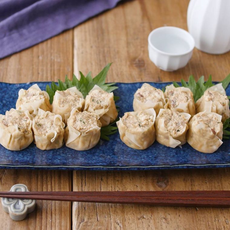 角皿にあじのなめろう焼売がのっている