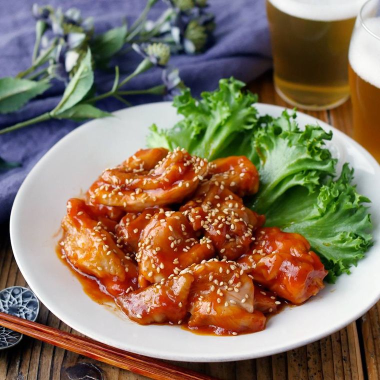 皿に甘辛ヤンニョムチキンが入っている