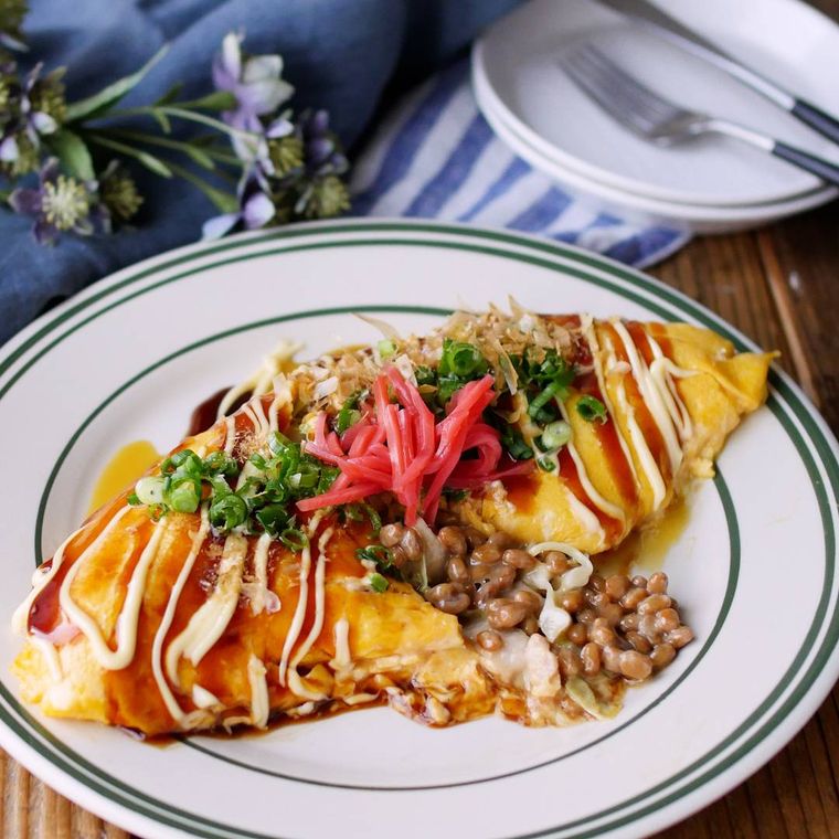 皿に豚平納豆オムレツがのっている