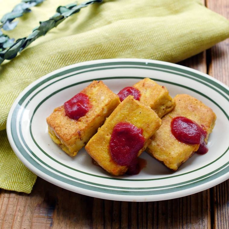 皿に高野豆腐のカレーピカタが入っている