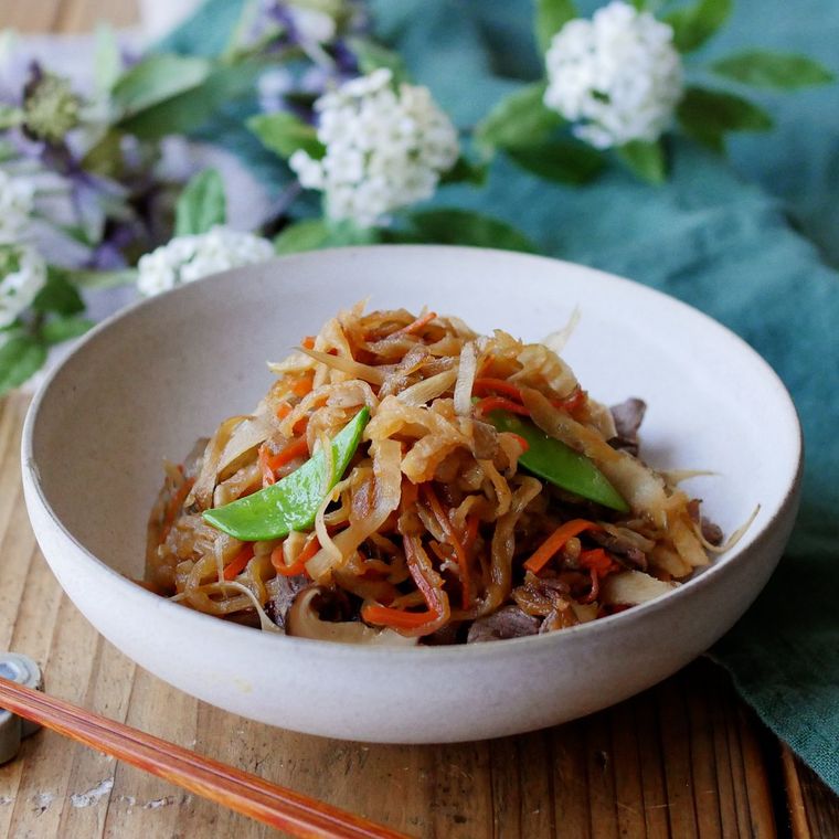 器に切り干し大根の五目煮が入っている