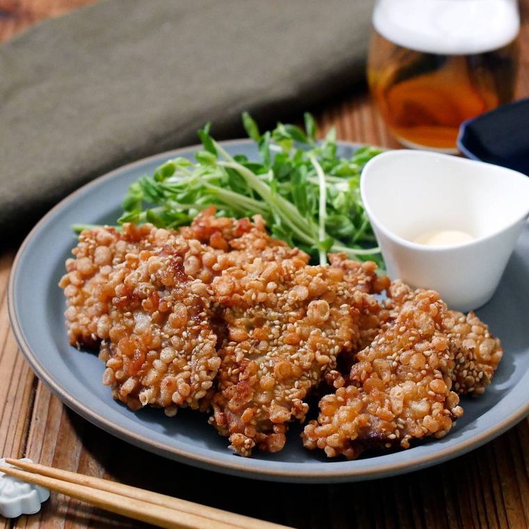 黒い皿に盛り付けられたまぐろ漬けフライ