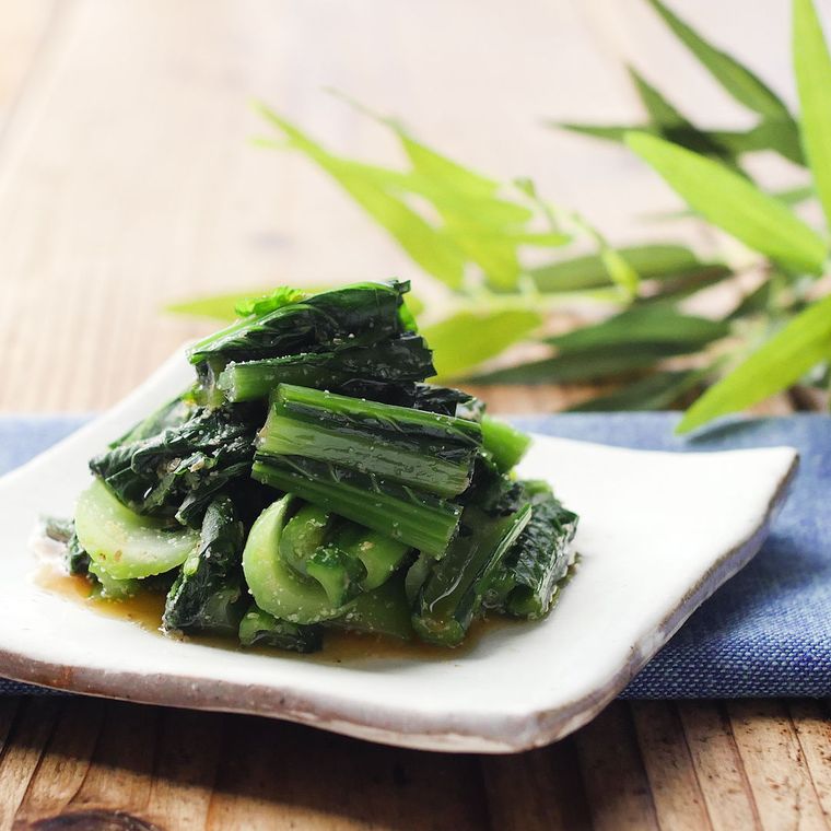 白い角皿に盛り付けられた小松菜の胡麻和え