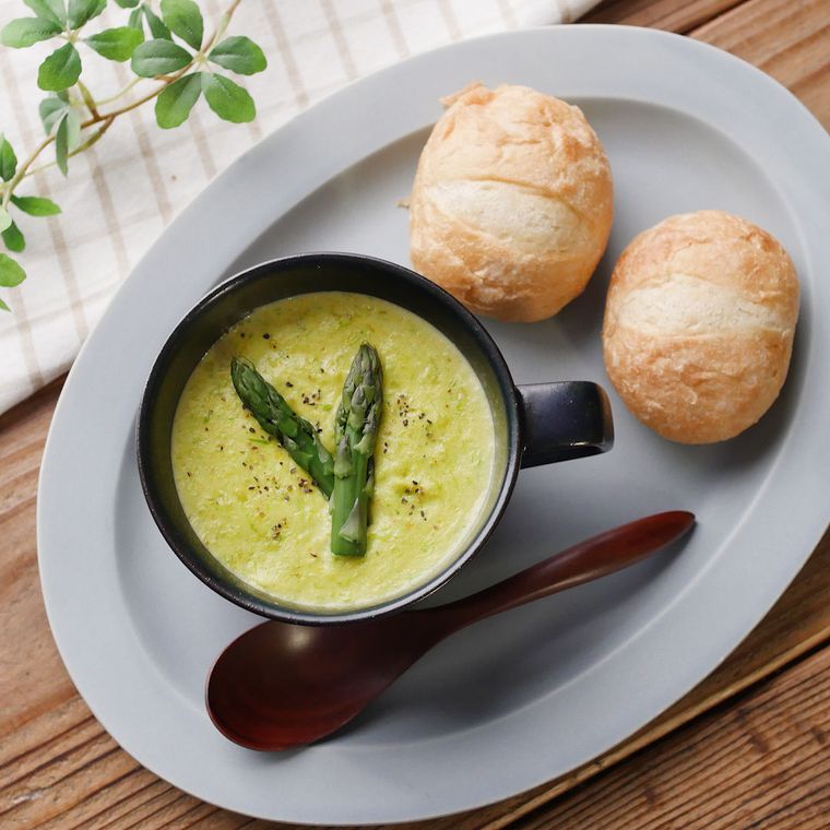 黒いスープカップに盛り付けられたアスパラガスのポタージュ