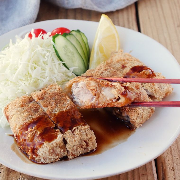 白いお皿に盛った油あげの豚こまとんかつ