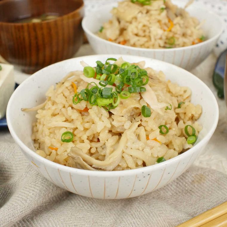 白い器に盛った鶏の炊き込みご飯