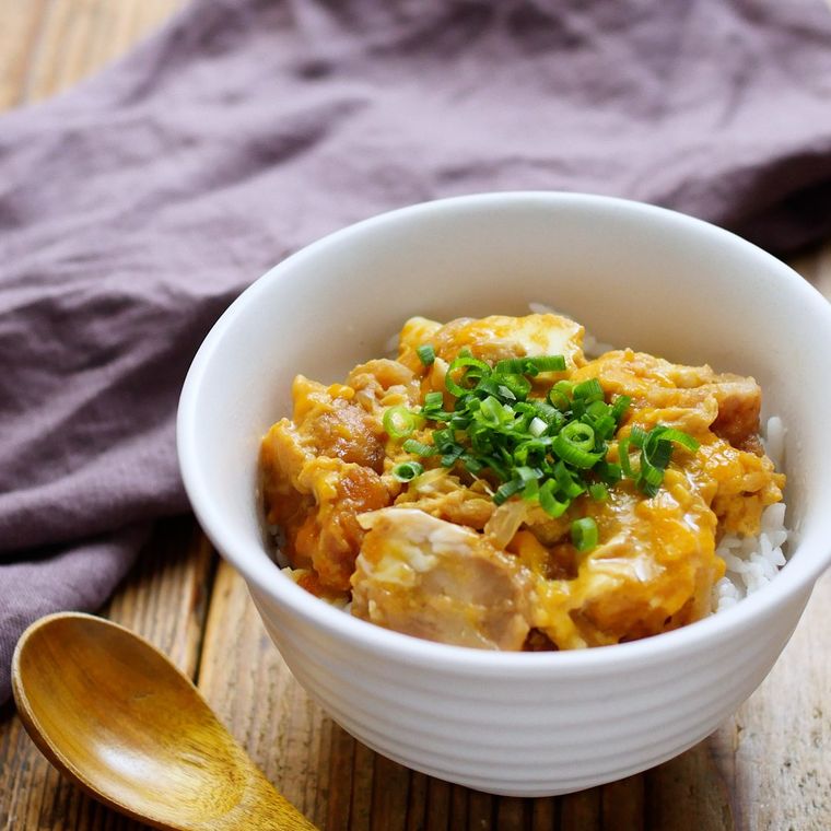 唐揚げ親子丼を盛りつけた丼があるテーブル