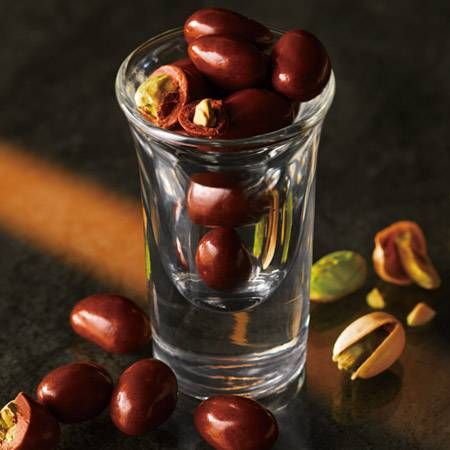 ロイズが大人のチョコレート「ウイスキーのあて」を新発売。4種類のチョコレートが入ったこだわりの逸品の画像