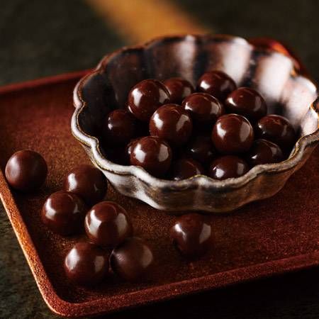 ロイズが大人のチョコレート「ウイスキーのあて」を新発売。4種類のチョコレートが入ったこだわりの逸品の画像