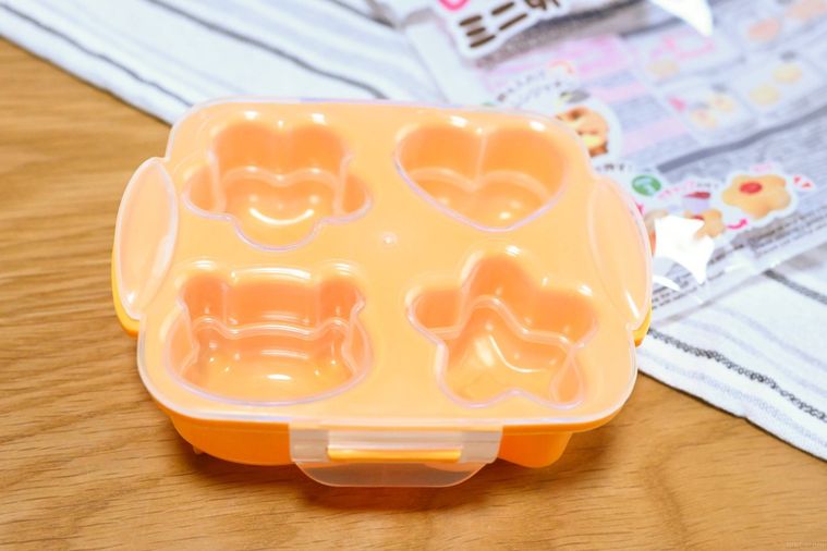 ダイソーのレンジでミニ卵焼きの中身を机の上に置いた画像