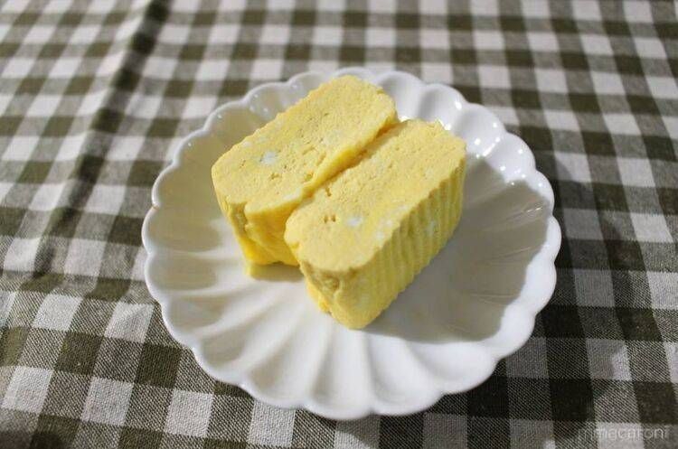 お皿に載っただし巻き卵2つ