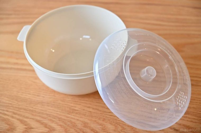 白い容器と半透明のふた