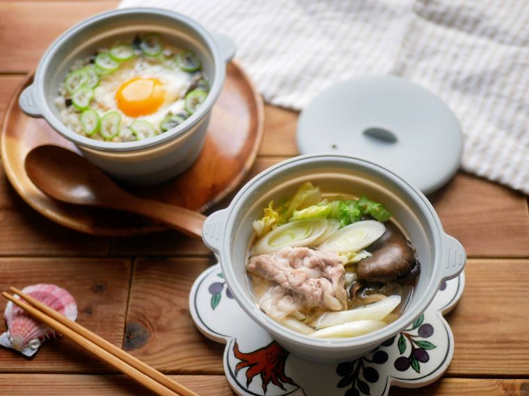 ダイソーシリコーン小鍋で作った料理が2種類並んでいる様子