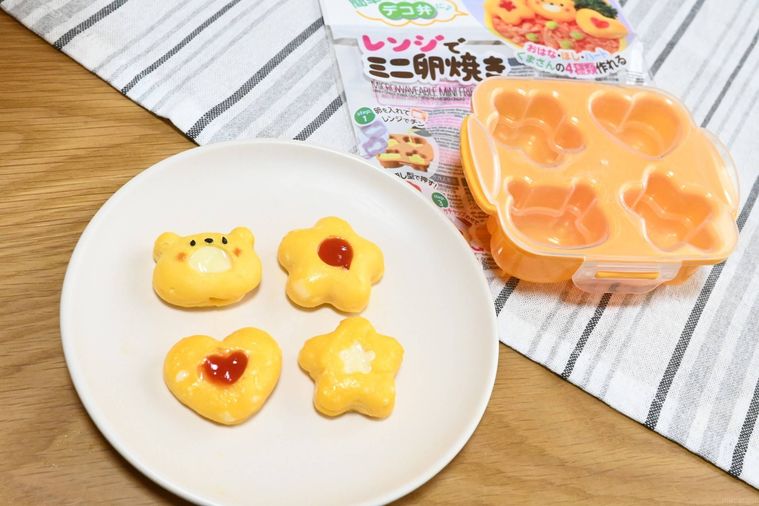 ダイソーのレンジでミニ卵焼きで作った卵焼き4つがスタイリングして白いお皿に盛られている画像