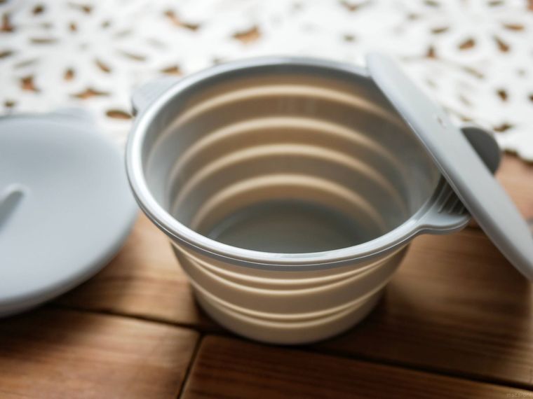 木のテーブルに置かれたダイソーのシリコーン小鍋