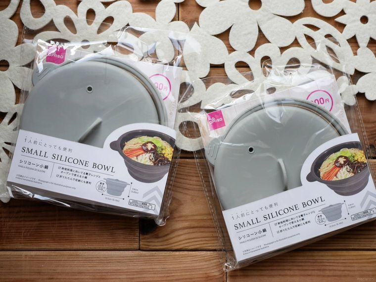 ダイソーのシリコーン小鍋が2つ並んでいる様子