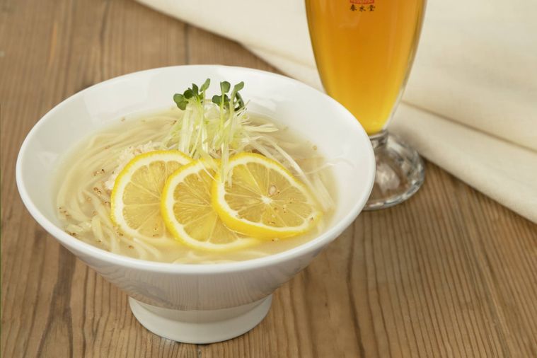 レモンがのった涼麺がどんぶりに入って置いてある