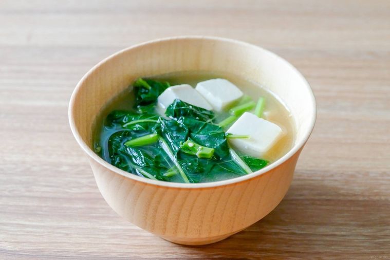 モロヘイヤと豆腐のみそ汁が入っている椀