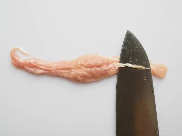 まな板の上でせせりを下処理している様子