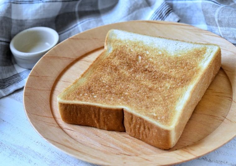 ダイソーで話題のスチーム皿を検証。たった110円でトーストの仕上がりに歴然の差!?の画像